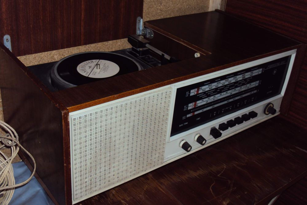 Продам радиолу рекорд- 311