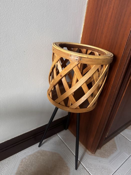 Floreira com planta artificial