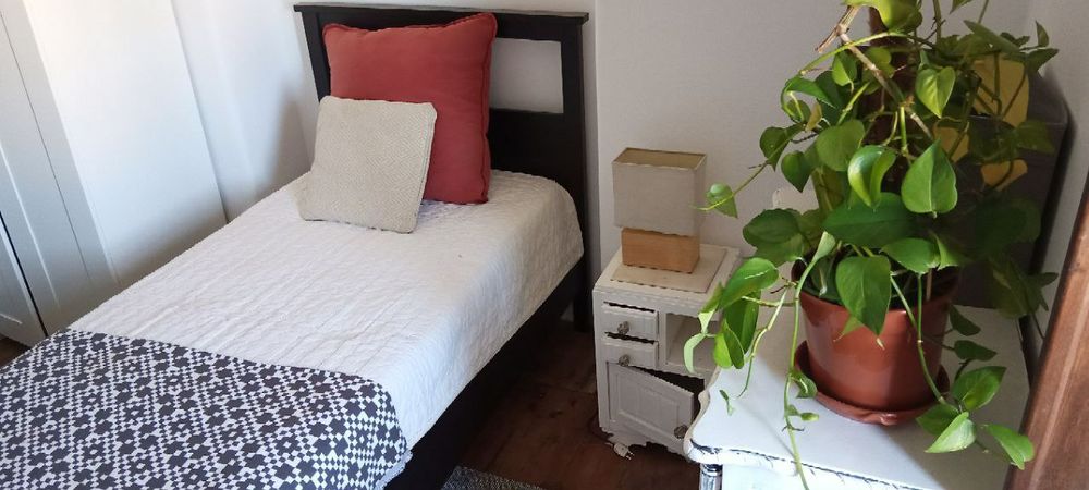 Quarto individual para arrendar em casa partilhada com residente