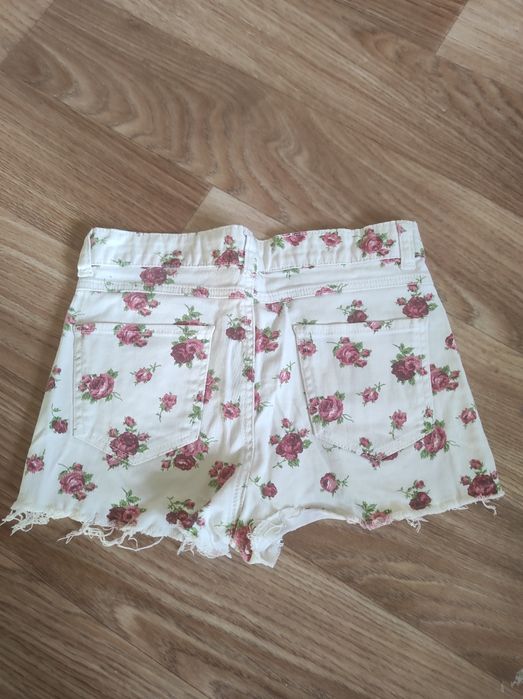 Джинсові шорти з квітковим принтом