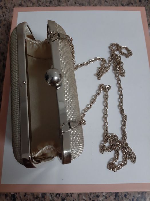 Bolsa dourada de metal para cerimónia.