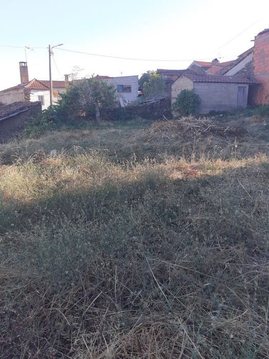 Vende-se Casa com anexos no concelho de Mogadouro.