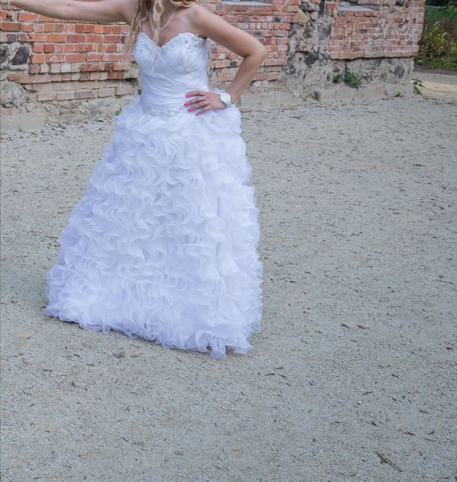 Śnieżnobiała suknia ślubna S 36 wiązana księżniczka rozkloszowana