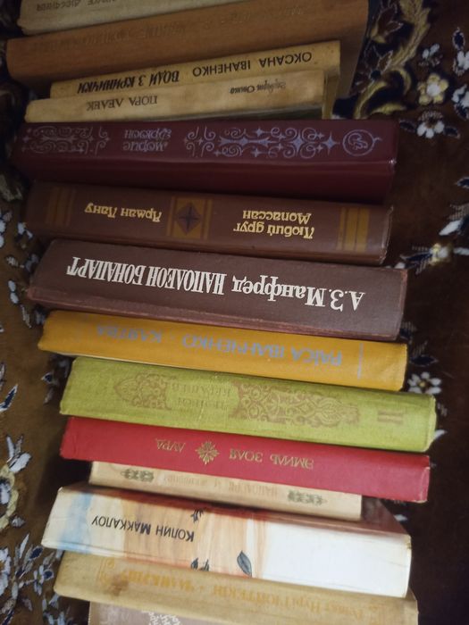 Книги різні: класика, романи, дитячі книги і мемуари, избрание