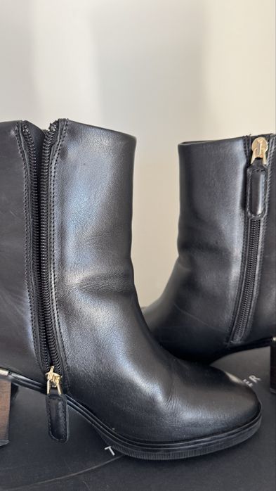 Botins em pele da Tommy, muito bons!!