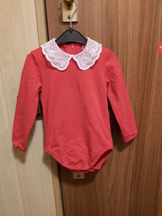 Body czerwone z koronkowym kołnierzykiem  86-92