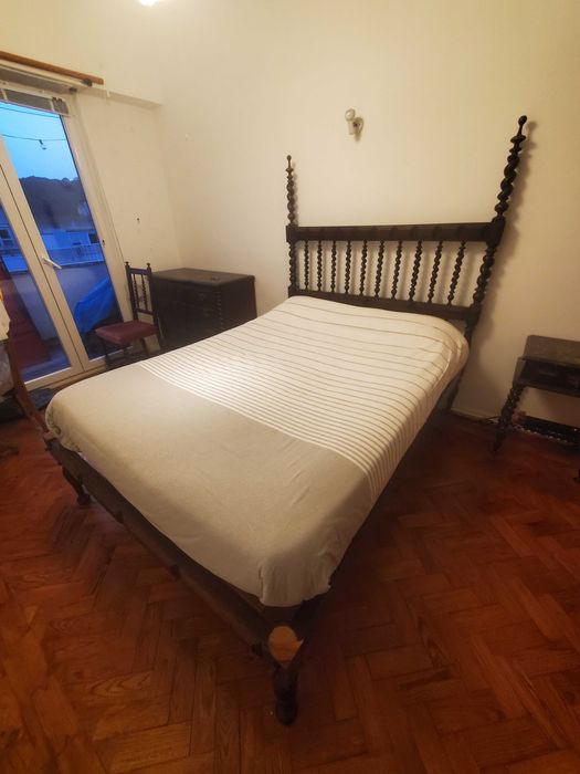 Cama Vintage em Madeira Maciça (140x200) – Cabeceira Alta Trabalhada