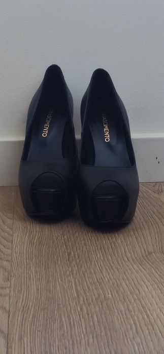 Sapatos altos novos