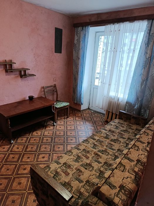 Одна лкрема кімнатиа в трехкімнатьній квартирі..Район привокзальний