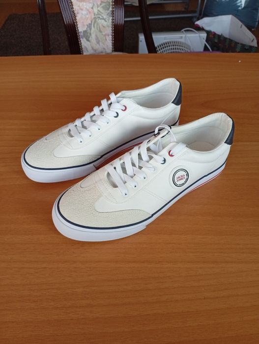 Sapatos brancos Jack e Jones tamanho 43