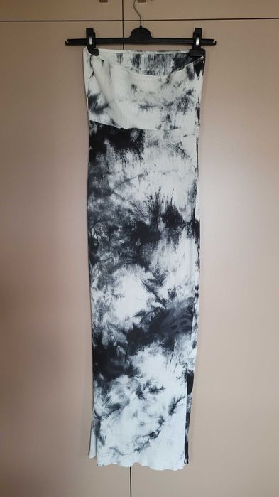 Maxi biało czarna prążkowana sukienka, odkryte ramiona, roz. 38 Shein.