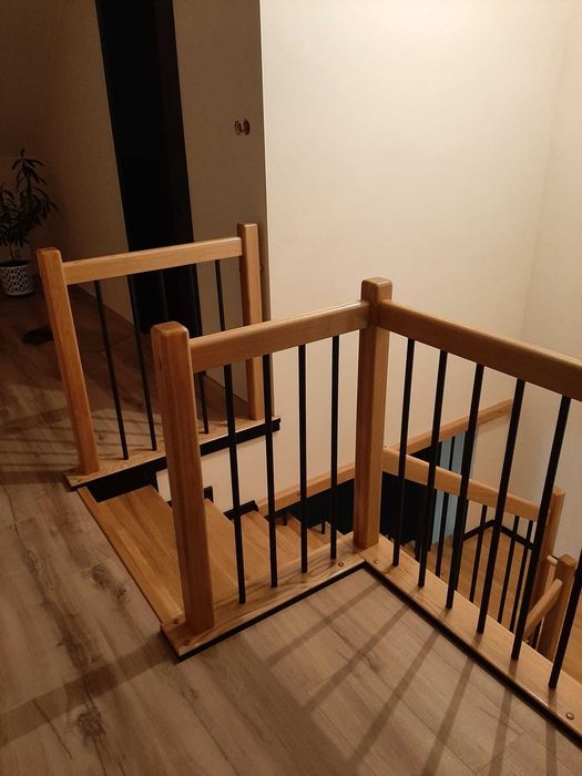 Schody drewniane , balustrady, szybka realizacja .