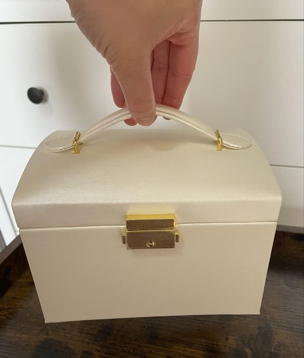 Satynowy kuferek szkatułka na biżuterię z lusterkiem