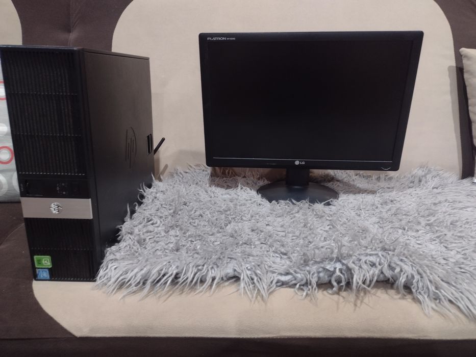 Komputer windows 7 z monitorem