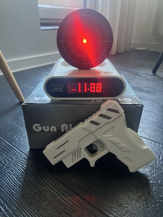 Budzik alarm gun clock