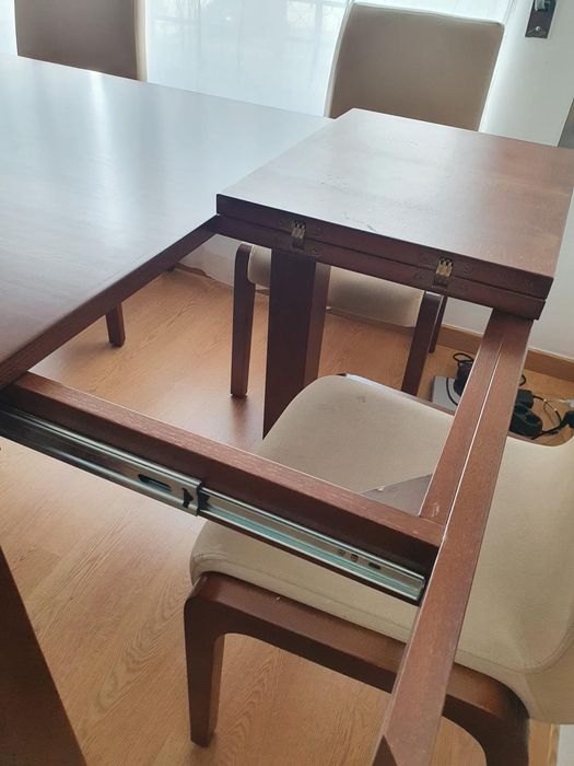 Mesa de jantar extensível em madeira
