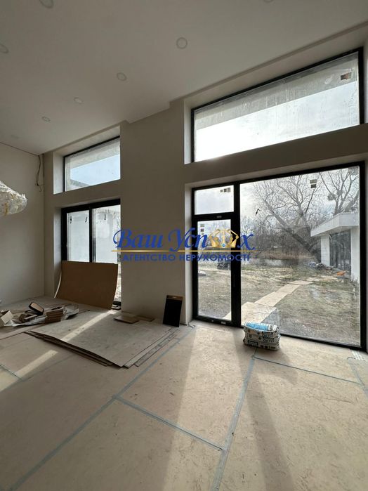 Продажа современного  дома с выходом на озеро. В городке.