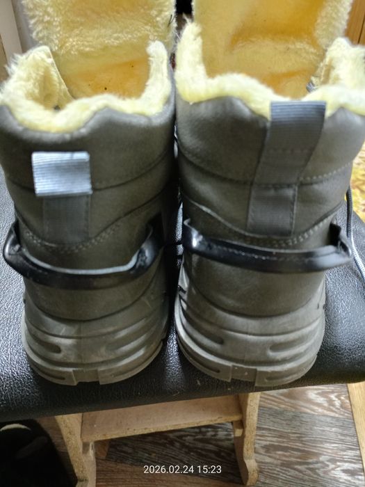 Продам ботинки сірі