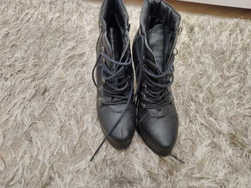 Czarne buty na korku, zawiązywane 35