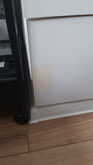 Duża biała pojemna szafa na ubrania