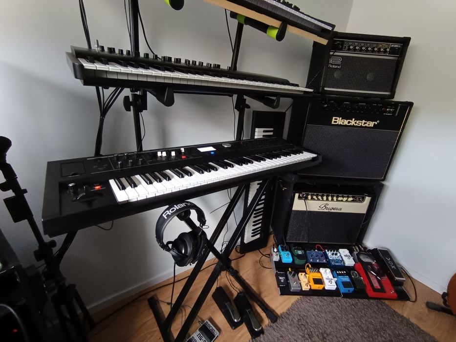 Roland VR-09 - Órgão / Sintetizador / Piano Digital / Bateria