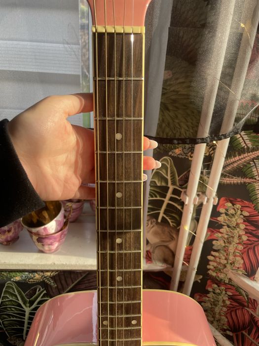 Różowa gitara ashton