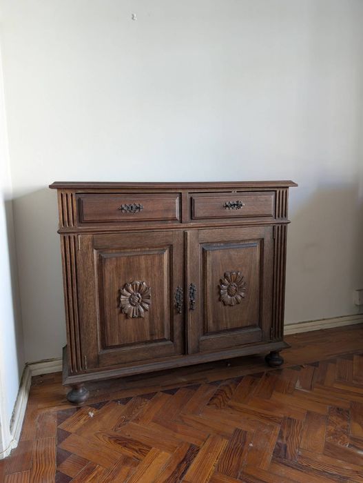 Estante em madeira escura