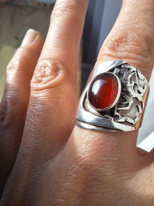 Srebrny okazały pierścionek z karneolem