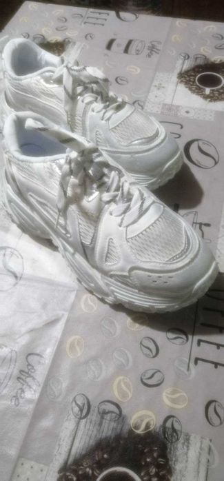 Жіночі кросівки нові