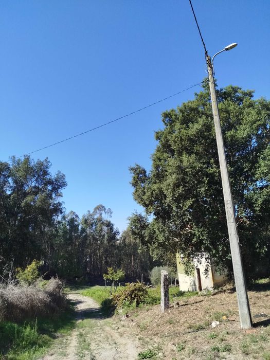 Terreno perto da barragem, sítio sossegado com 2 construções e água e eletricidade em Fornelo Arcozelo das Maias