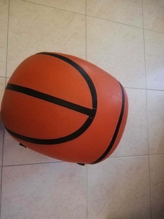 Bonito Puf Bola vermelho com riscas pretas