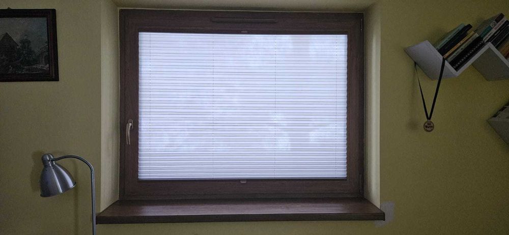 Sprzedam okno z roletą wewnętrzną i moskitierą