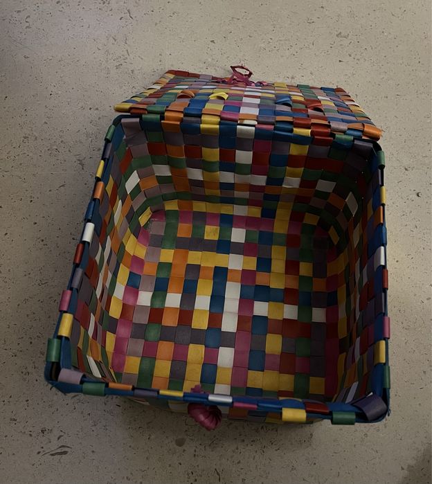 Caixa em fita plastica entrelaçada