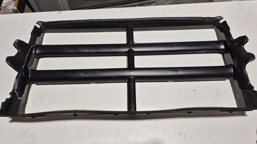 Wlot powietrza RangeRover M8E2-8A095-A (uszkodzone)