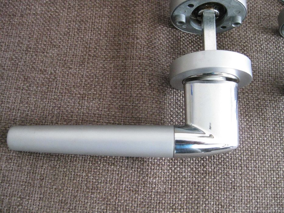 Klamka do drzwi nowa.