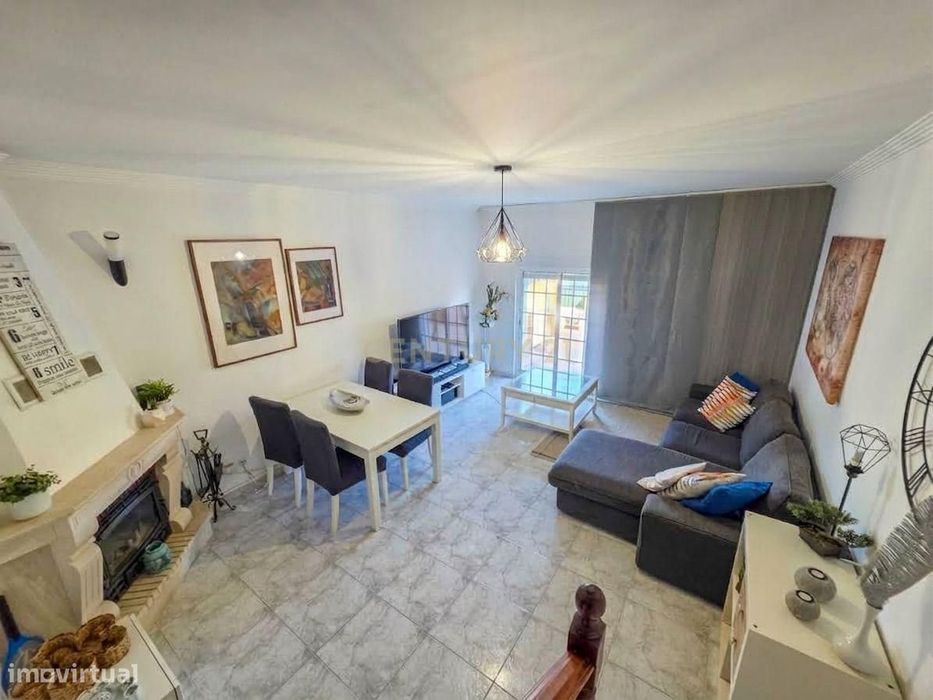 Moradia geminada 4 assoalhadas com garagem e churrasqueira – Excelente