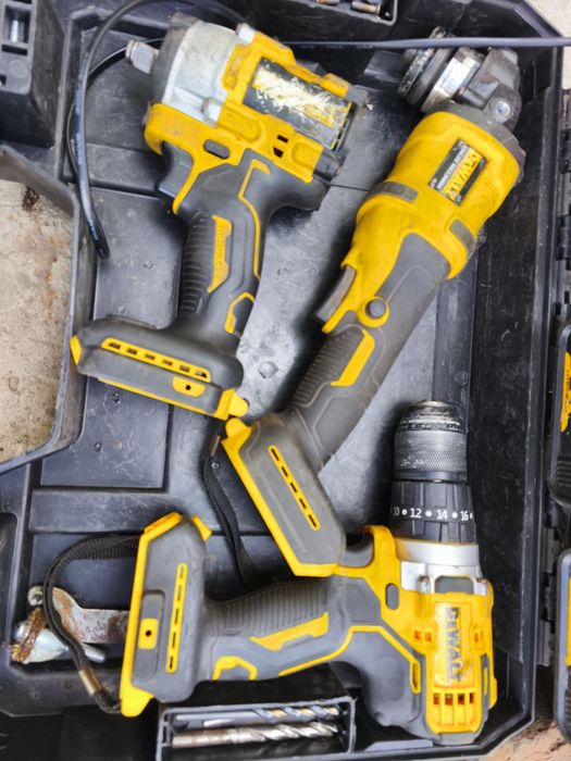 Б/У Набор аккумуляторного инструмента 4в1 в стиле  DeWalt гайковёрт,болгарка, шуруповёрт. 2 АКБ + зарядная станция