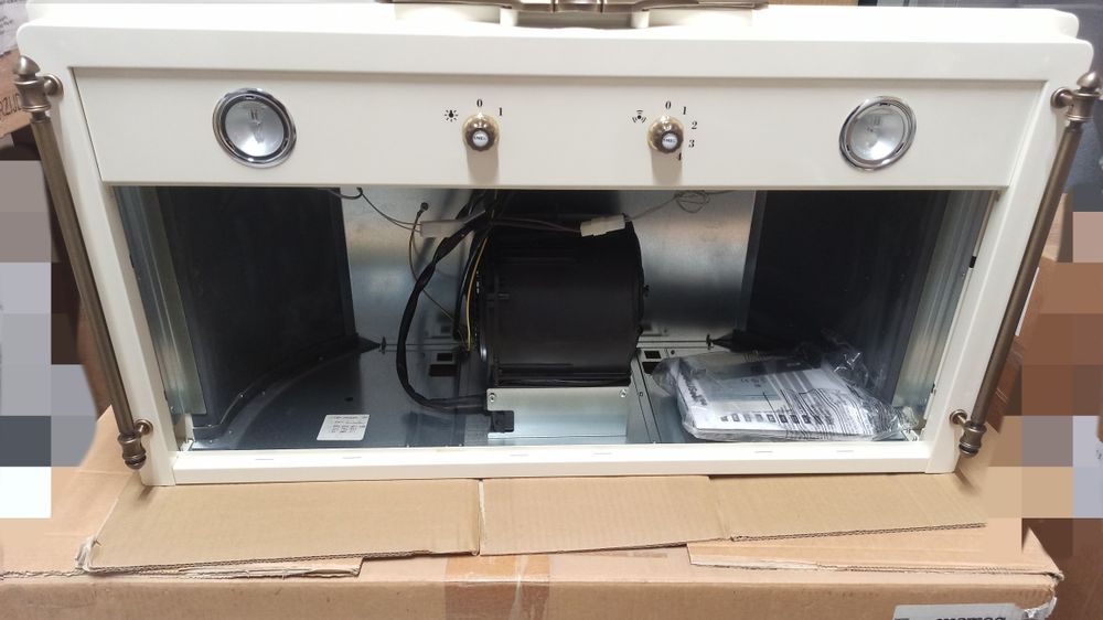 Okap przyścienny SMEG KCM900PO szer 90 cm kremowy wykończenia mosiądz