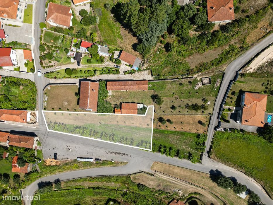 Terreno em Cossorado, Barcelos com Vista para o Rio e Jardim Frutal