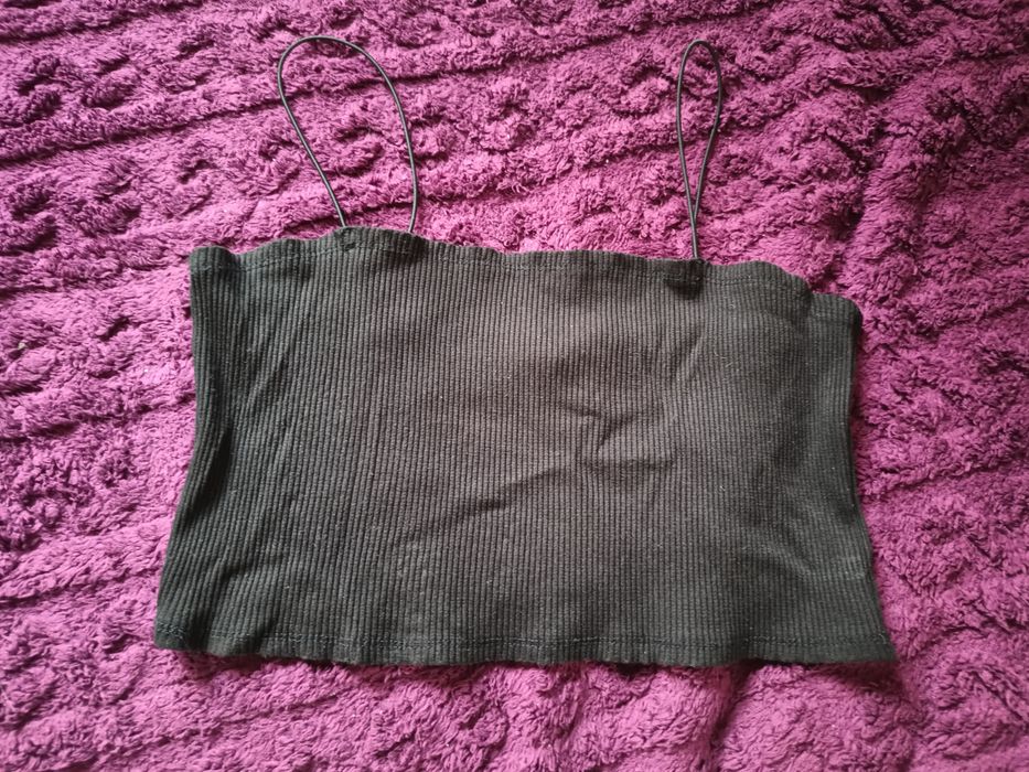 Crop top czarny na ramiączkach