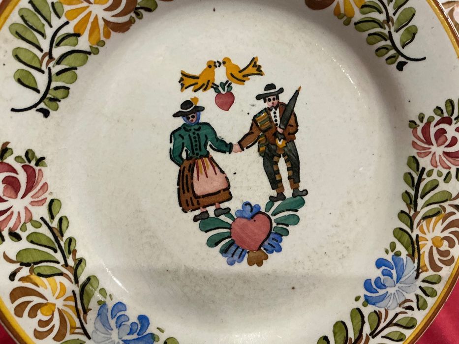 Prato porcelana com 23 cm.    Anúncios abaixo