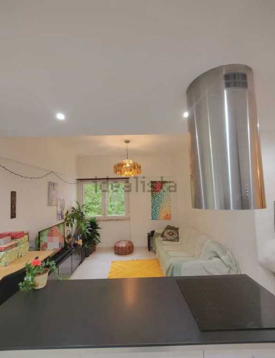 Two-bedroom apartment for rent in Rua República da Bolívia, Benfica