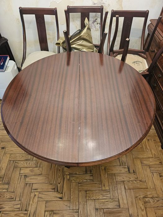 Vendo mesa de jantar e cadeiras