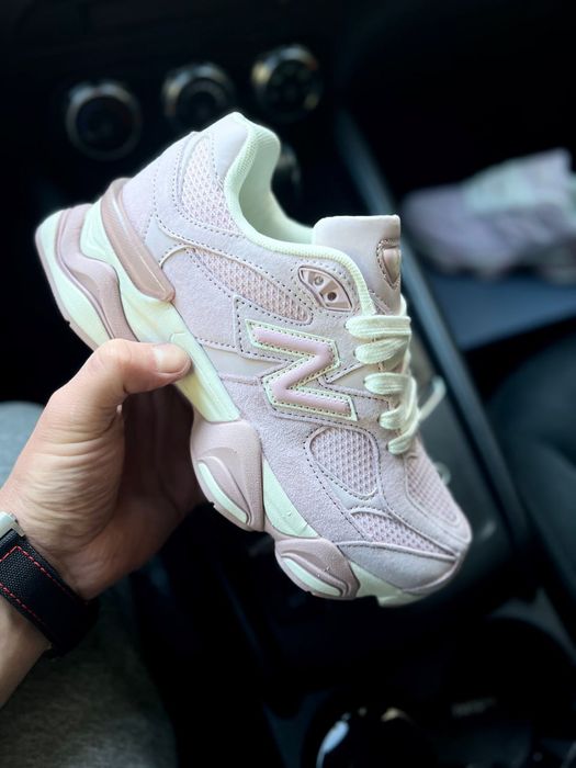 Жіночі кросівки New Balance 9060 рожеві