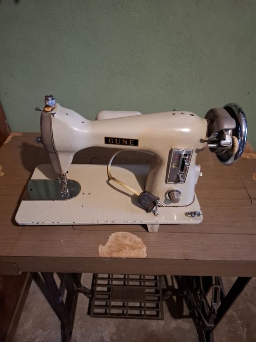Mesa e máquina de costura antiga