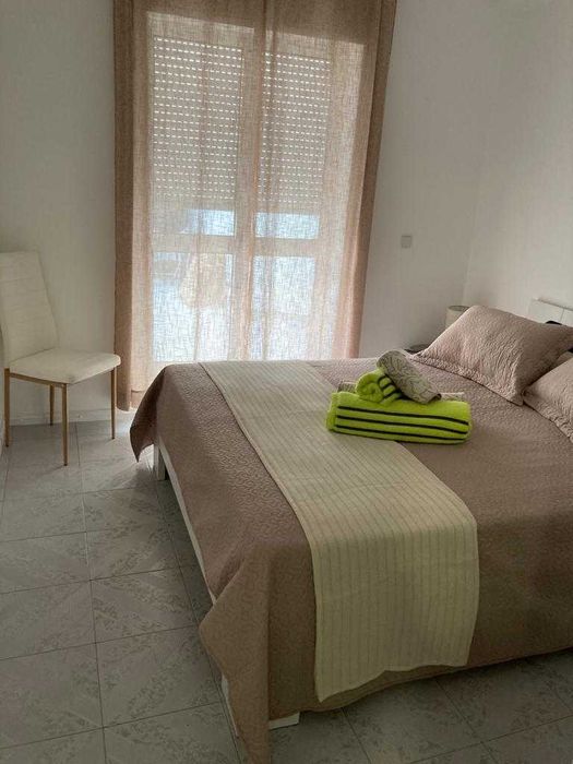 Junto à 1ª linha da praia T2. Terraço privado. A 2 passos da praia