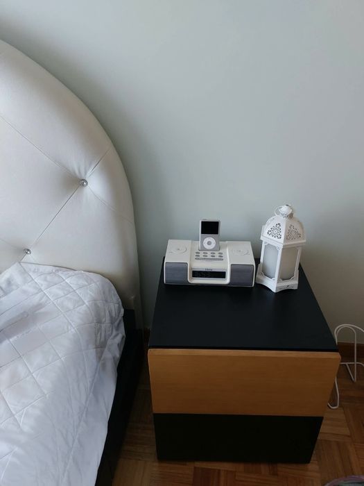 Cama de casal com 2 cabeceiras e 2 mesinhas de cabeceira wengue e carvalho