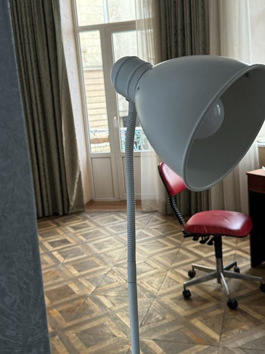 Лампа ikea білого кольору