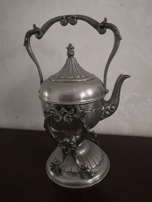 Conjunto de 2 peças, chaleira e lamparina.