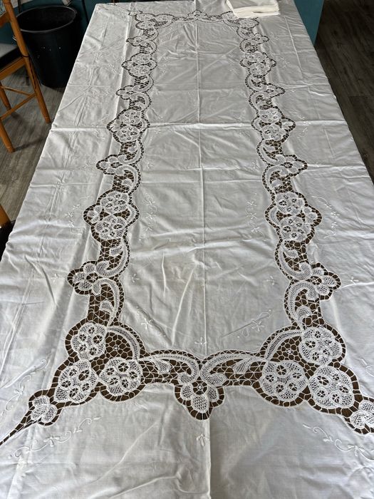 Toalha de mesa com bordado manual e renda de Bruxelas 300x170